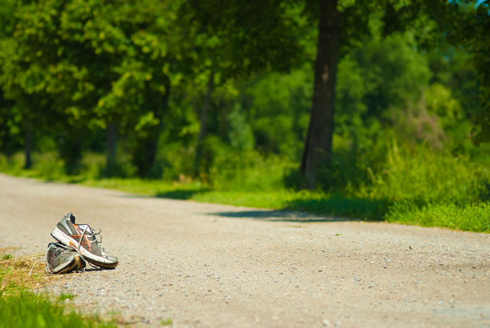 Bild von Laufschuhen auf einem Schotterweg