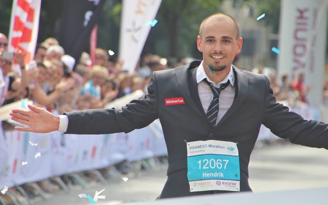 Hendrik Pfeiffer unterbietet im Anzug den Guinness-Weltrekord im Halbmarathonlauf