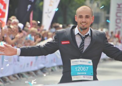 Hendrik Pfeiffer unterbietet im Anzug den Guinness-Weltrekord im Halbmarathonlauf